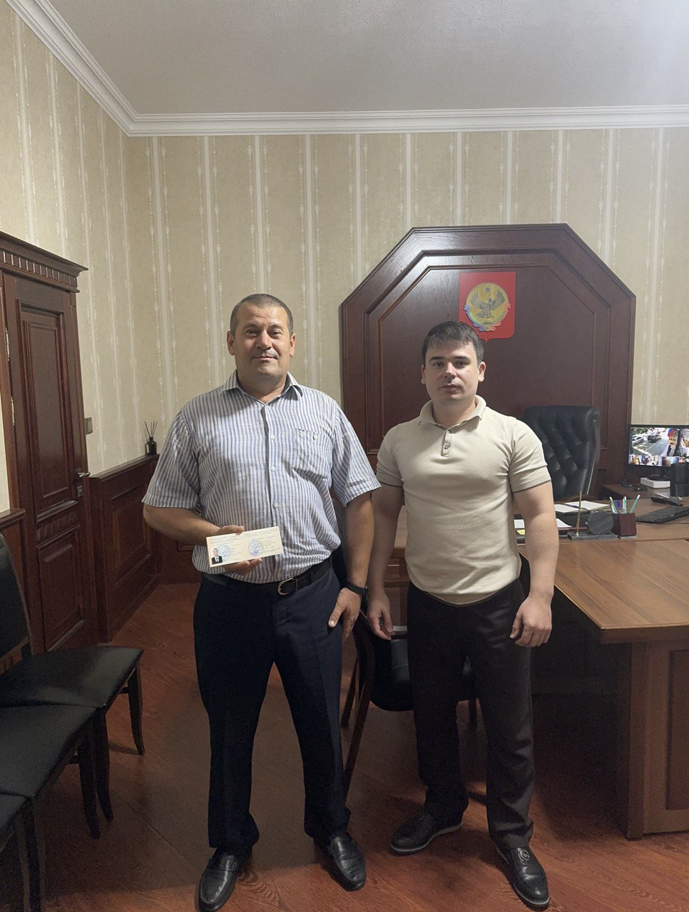 Вручение удостоверения о присвоении звания "Ветеран труда"